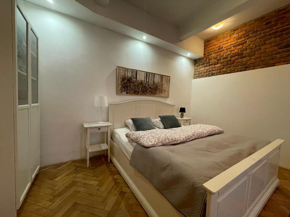 Cozy Local Naplavka Apartments In Center Прага Экстерьер фото