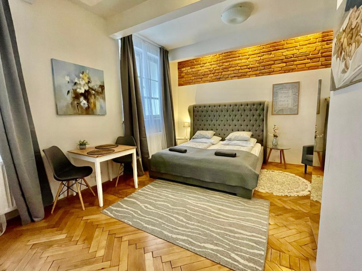 Cozy Local Naplavka Apartments In Center Прага Экстерьер фото