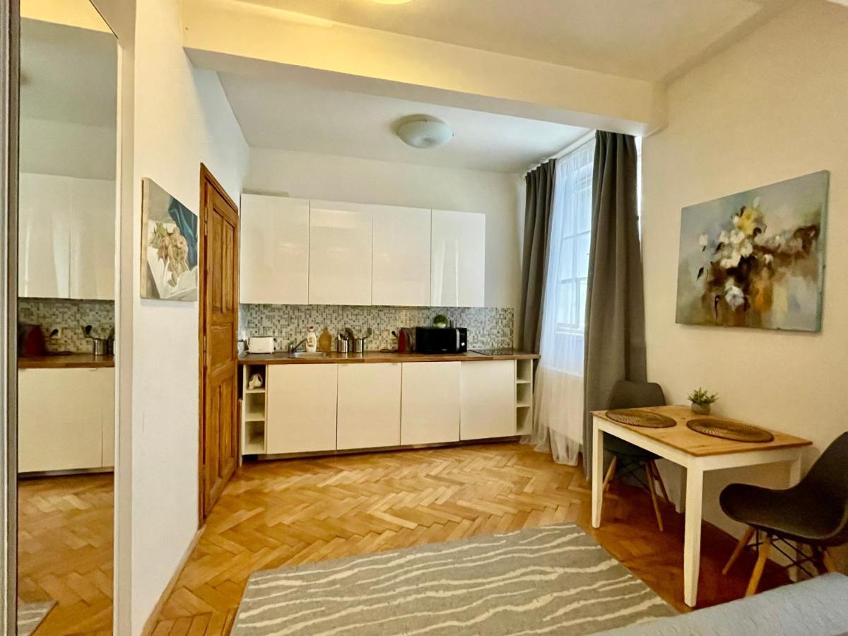 Cozy Local Naplavka Apartments In Center Прага Экстерьер фото