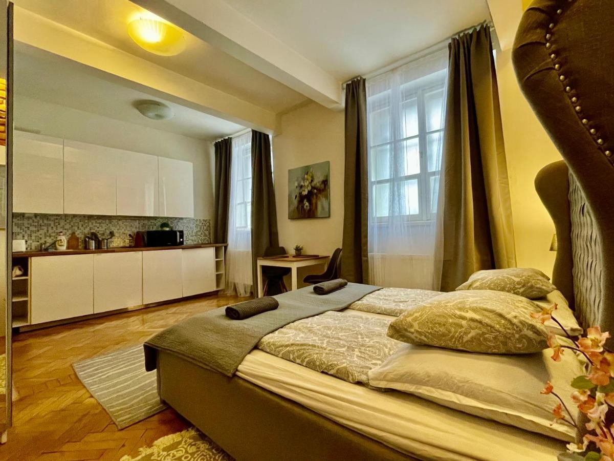 Cozy Local Naplavka Apartments In Center Прага Экстерьер фото