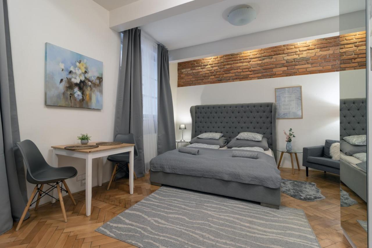 Cozy Local Naplavka Apartments In Center Прага Экстерьер фото